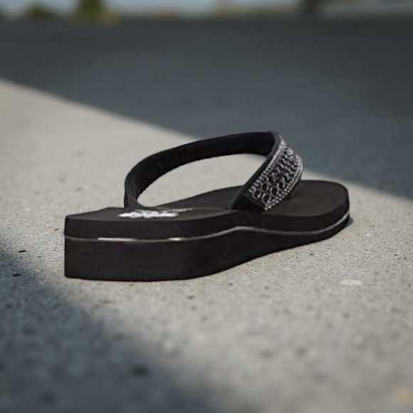 Yellow box flip flops Haylin color black medium width. NEW IN BOX - Picture 5 of 7